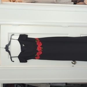 Formal gown with red roses and slit